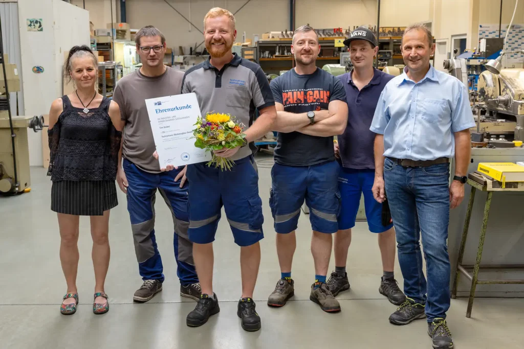 Gruppenfoto zum Mitarbeiterjubiläum von Tim Grübel